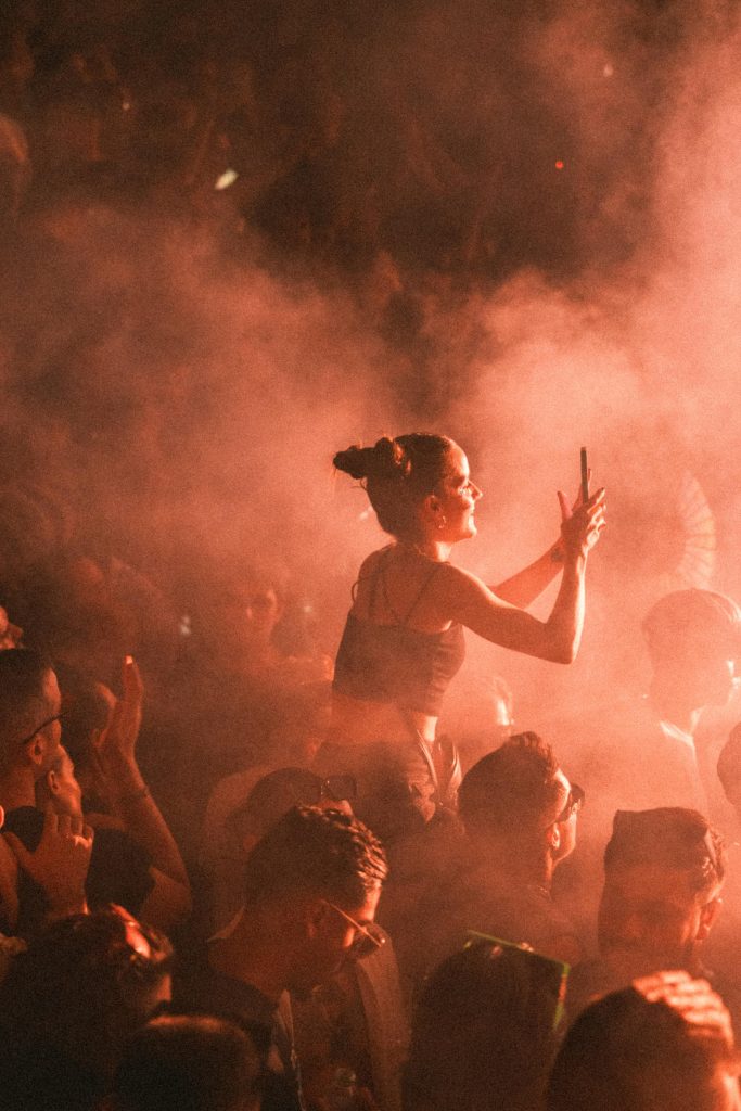 festivaliers fumée rouge
