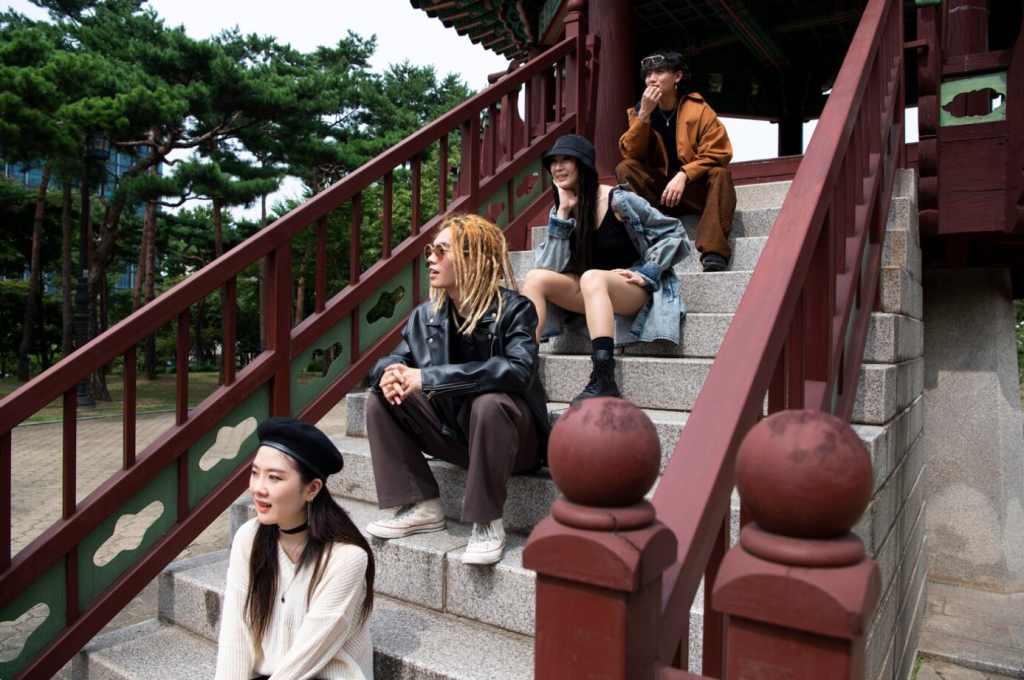 jeunes sur un escalier
